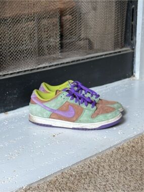 Nike Mend Veneer Low-Top Sneakers in Green, Brown & Purple